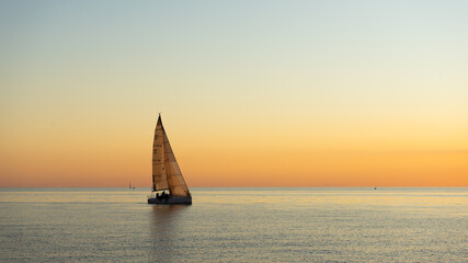 Obraz na płótnie Canvas sailing on the sunset