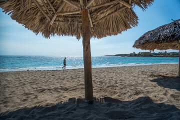 gente caminando en Playa Ancón Cuba