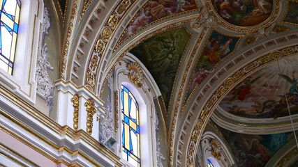 Fototapeta na wymiar Détails architecturaux, dorures et ornements baroques de plafonds d'églises et cathédrales, vue en contre-plongée