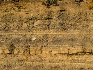 Gesteinsschichten an Böschung