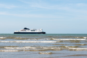 Ferry naviguant sur l'océan