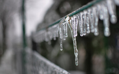 closeup eines Eiszapfens vor dunklem Hintergrund