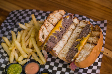 Hamburguesa de res con picanha, queso mozzarella y cheddar con tocineta,  papas a la francesa, salsas y guacamole