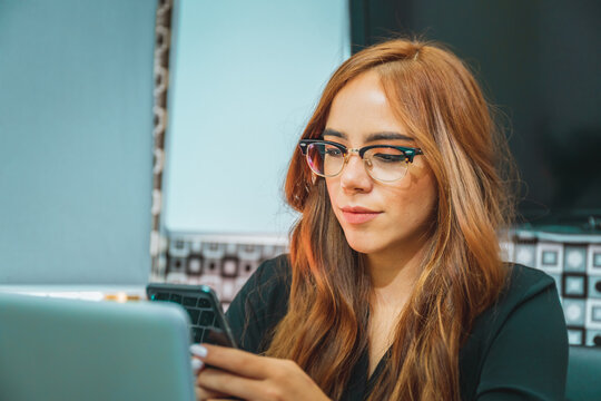 Mujer Joven Mexicana Latina Trabajando En Oficina De Empresa Teléfono Inteligente Feliz Alegre