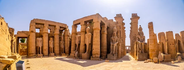 Foto op Plexiglas The sculptures of pharaohs and ancient Egyptian drawings on the columns of the Luxor Temple. Egypt © unai