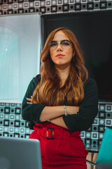 joven mujer latina mexicana seria molesta enojada en oficina