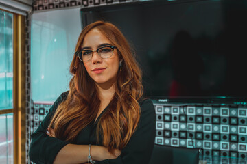joven mujer latina mexicana seria molesta enojada en oficina