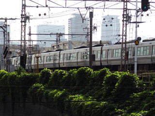 JR東海道本線の通勤電車と梅田のビル