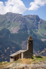 Fototapeta na wymiar Kirche in den Bergen