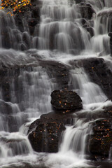 Obraz premium Waterfall outdoors with rocks