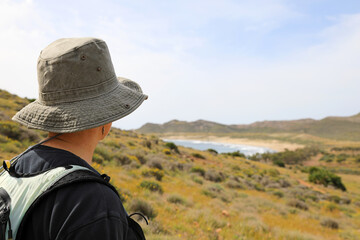 mujer senderista mirando al mar playa de genoveses almería primavera 4M0A9725-as20