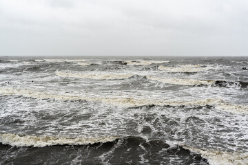 Aufgewühltes Meer mit Wellen an der Küste von Usedom - 386490848