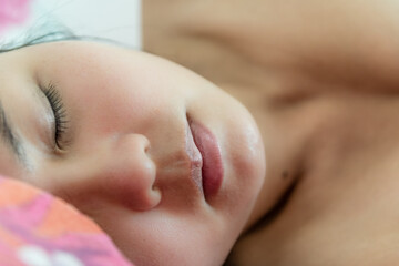 Femme endormie sur un oreiller