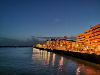 Schöne Stadt am Meer, die sich in der Dämmerung spiegelt - romantisch - Urlaub