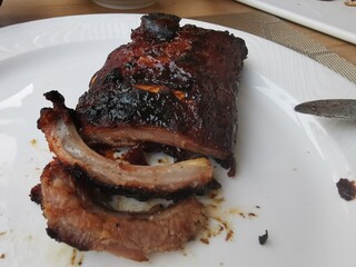 lamb chops on a plate - Rippchen selbstgemacht 