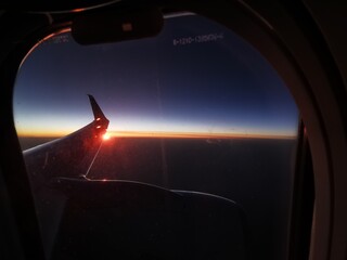 View from airplane Windows with Sunset  - travel - airplane in flight - Fernweh, Blick aus fliegendem Flugzeug auf den Sonnenuntergang 