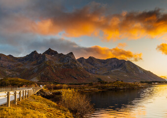 Zdjęcie wyspy Austvagsoya należącej do archipelagu Lofoty w Norwegii, Skandynawia