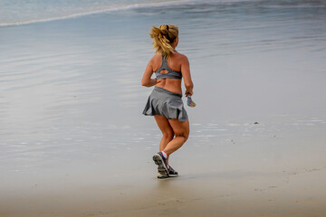 Mulher correndo, woman right