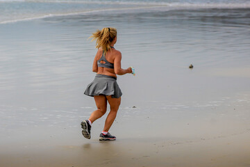 Mulher correndo, woman right