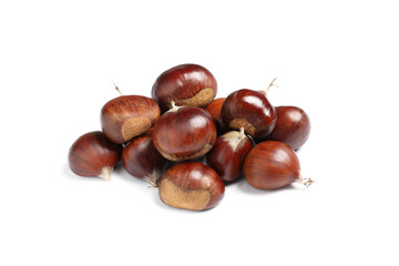 Obraz premium Fresh sweet edible chestnuts on white background