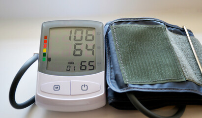 medical electric tonometer with working display and close-up measurement results