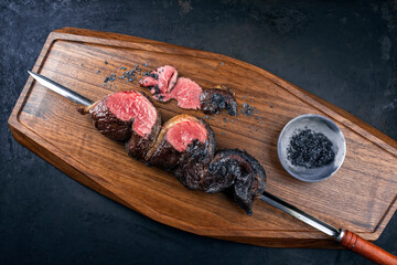 Modern Style gegrillter Wagyu brasilianische Picanha Grillspieß vom Tafelspitz aufgeschnitten und...