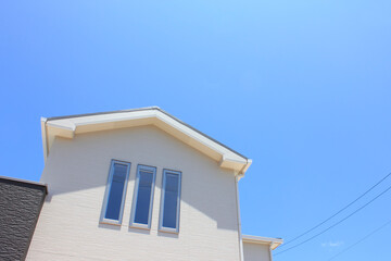 新築住宅と青空