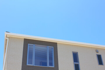 新築住宅と青空