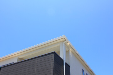 新築住宅と青空
