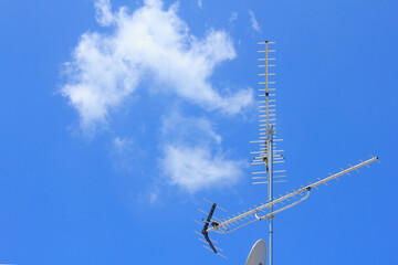 地デジアンテナと青空