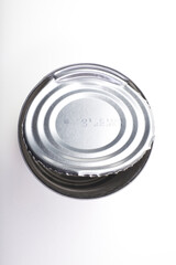 缶切りで蓋を開けた空缶