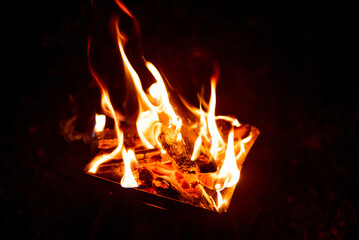 キャンプ　焚き火