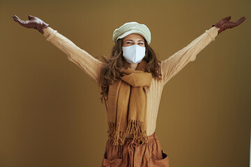 Obraz premium happy modern housewife in scarf isolated on beige background