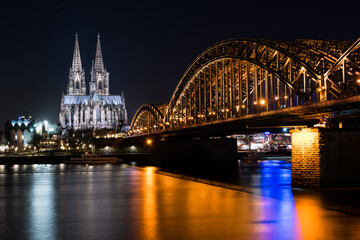 Fototapeta premium Cologne cathedral and Hohenzollern Bridge at night