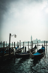 Vistas de los canales de venecia con lanchas y vehiculos acuaticos tradicionales
