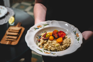 Risotto italiano con tomates mixtos en plato vintage