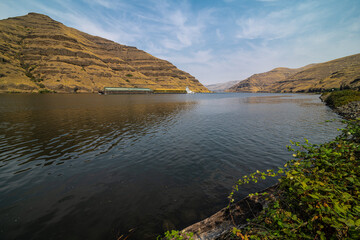 Naklejka premium Grain Transporting Ship on the Snake River, WA