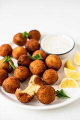Bolitas de queso fritas brasileñas; bolinhas de queijo brasiñeñas