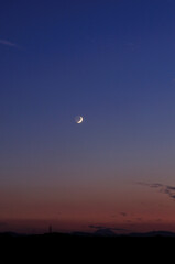 夕暮れの三日月