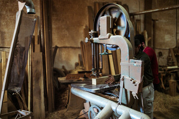 Maquinas de un lugar donde se trabaja con maderas