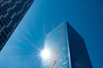 Fototapeta na wymiar 高層ビルの壁面に反射する太陽の光