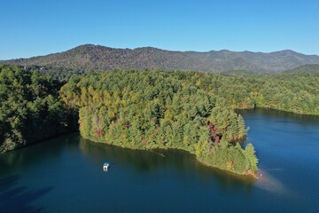 Obraz premium Aerial view of pontoon boat on Lake Santeetlah, North Carolina in autumn.