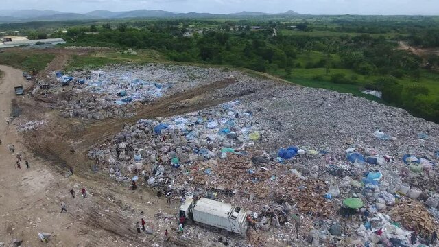 Duquesa landfill in Santo Domingo. Aerial forward
