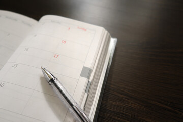 机に置かれた手帳とペン 3