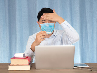 A man at work suddenly had a fever and took his temperature
