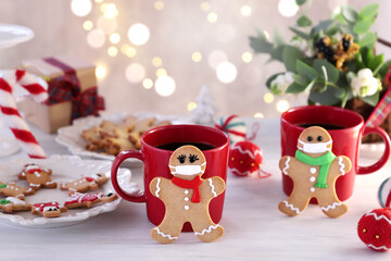 Obraz na płótnie Canvas Gingerbread man cookies with protective face mask and on Christmas decoration table. Christmas and new year concept in new normal. マスクをしたジンジャーマンクッキー