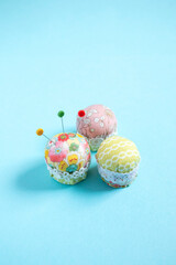 カップケーキ風ミニピンクッション：水色背景