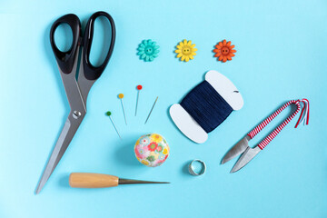 三色ボタンと裁縫道具