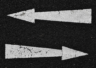 Linkspfeil und Rechtspfeil auf der Straße