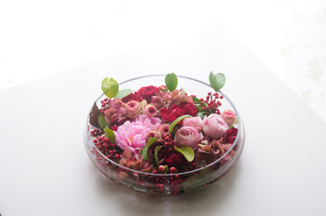 白テーブルの上のバラ